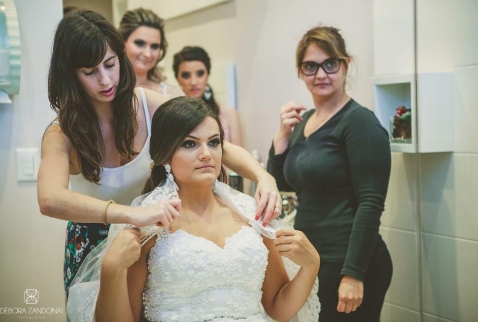 Cássia preparando o penteado de Caroline Boscaini (Créditos: Débora Zandonai)