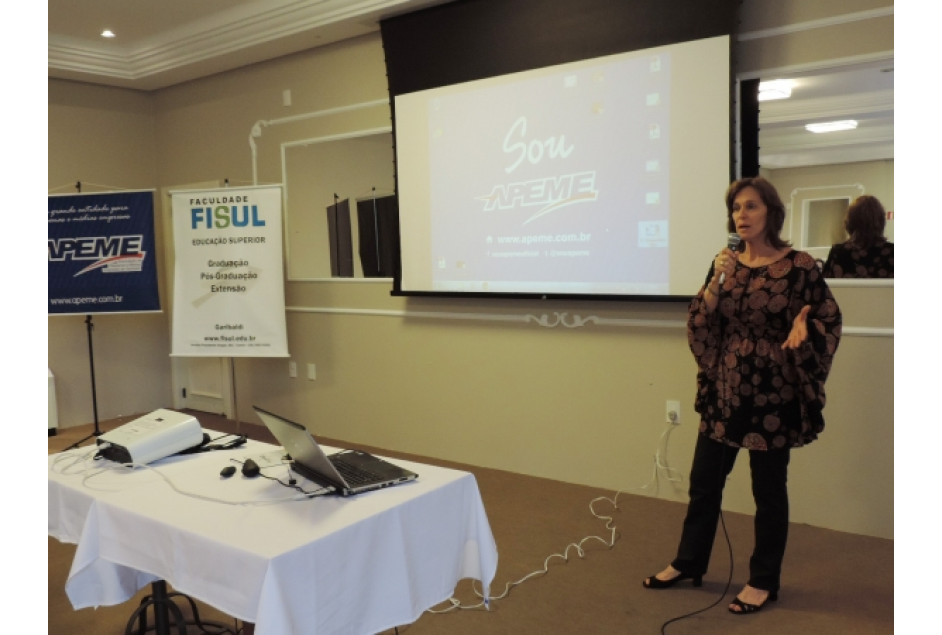 Alunos da Faculdade Fisul apresentam trabalhos para empresários