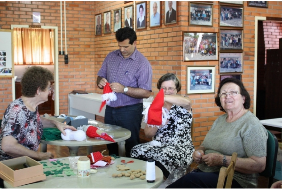 Idosos fazem doação aos Bombeiros