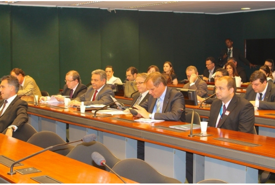 Relator apresenta substitutivo que desburocratiza e amplia o Supersimples