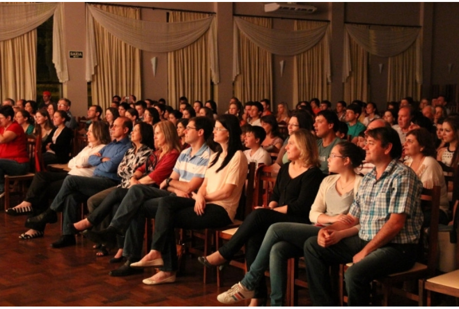 Teatro leva famílias ao Clube Integração