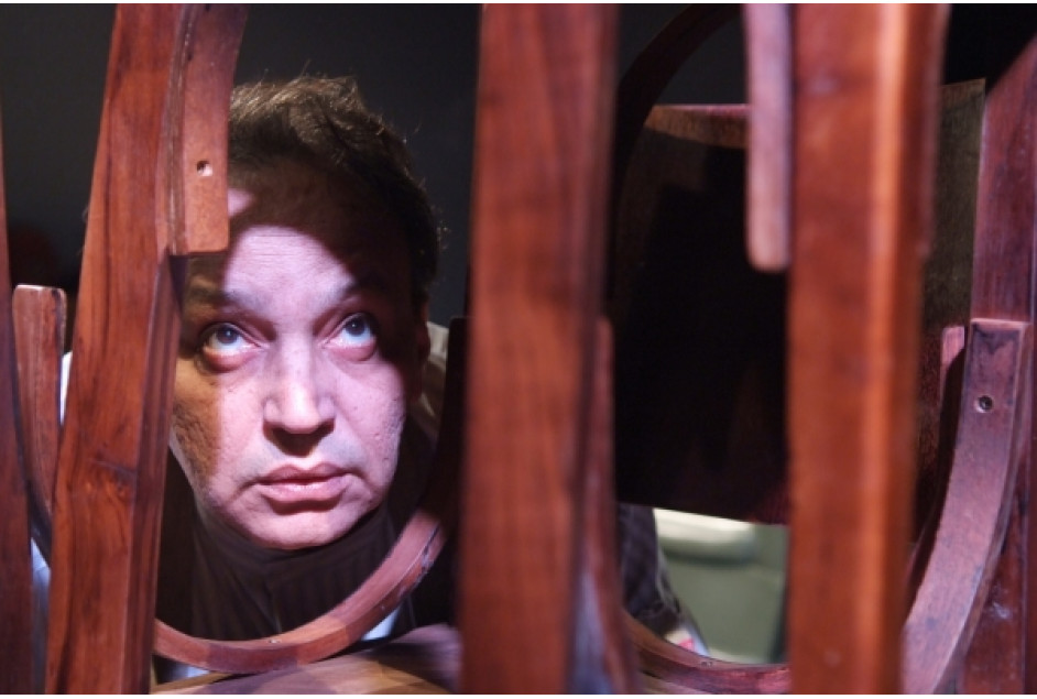 Arte Sesc: espetáculo “Um Nenhum Cem Mil”, com Cacá Carvalho