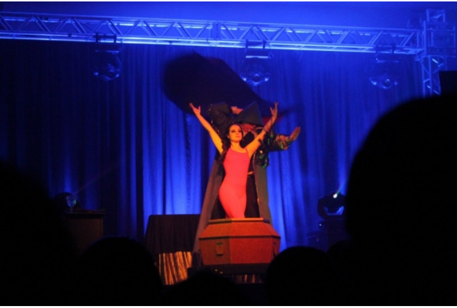 Espetáculo "Kronnus: O Ilusionista" reúne 300 pessoas