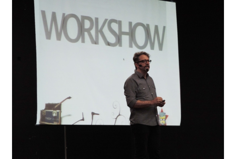 Thedy canta e encanta público em palestra da APEME