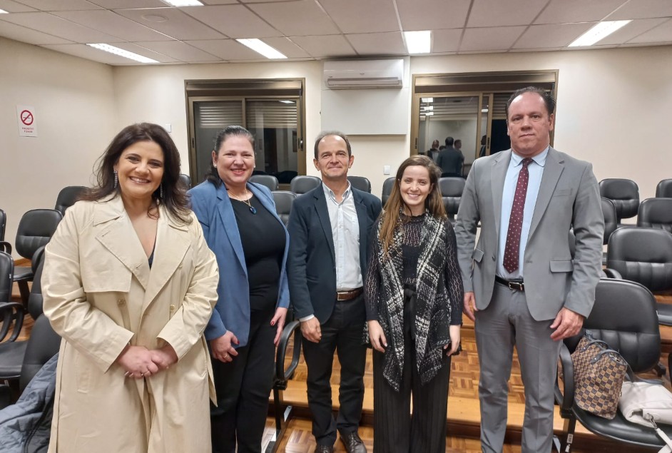 Elenice Girondi Koff, presidente da OAB subseção Garibaldi – Carlos Barbosa; Rosana Debiasi, presidente da Apeme; Paulo Adair Manjabosco, Promotor de Justiça; Débora Silveira Schneider, Defensora Pública; e Antônio Luiz Pereira, Juiz da Comarca