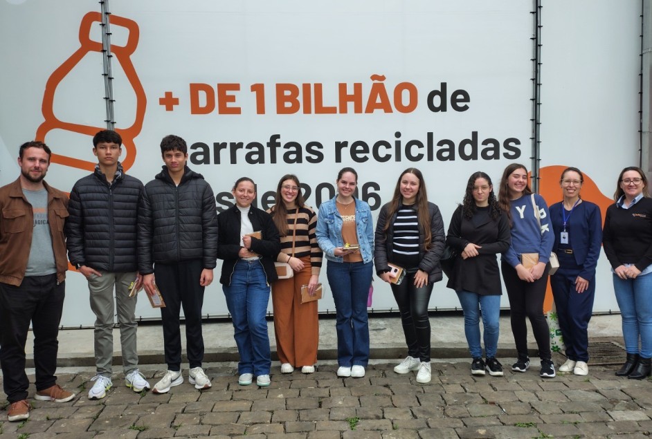 Jovens do projeto Construindo o Futuro participam de visita técnica