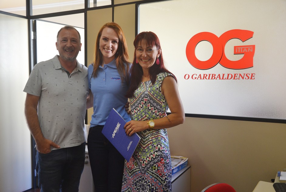 Presidente Rosângela da Costa visita Julmei Carminatti e Janete Pradella, diretores do jornal O Garibaldense