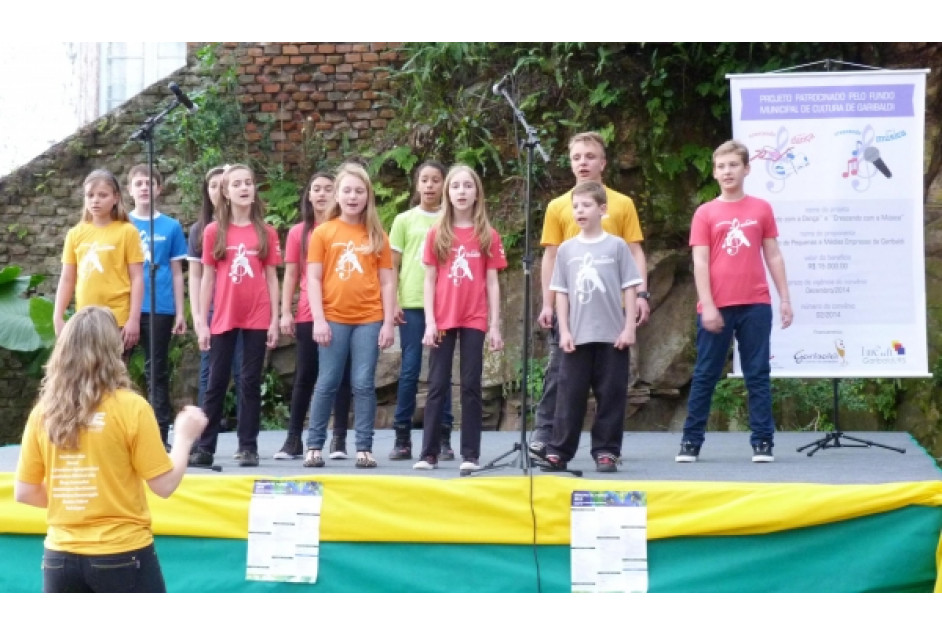 Crianças dos Projetos Sociais da APEME apresentam-se na Semana Cívica